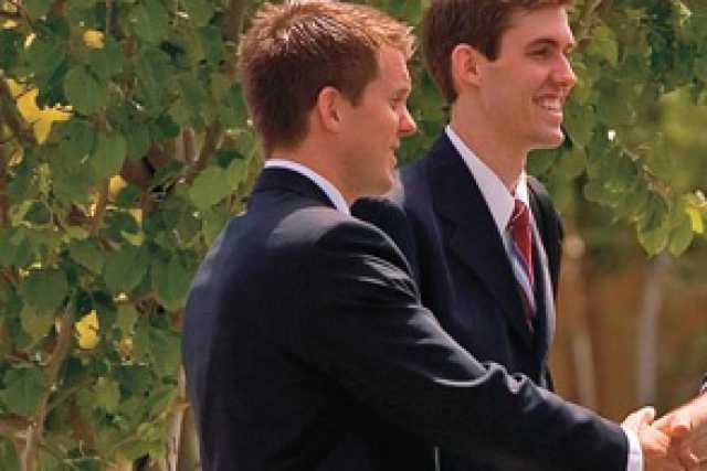 Camicia, cravatta e zainetto sulle spalle: chi sono i mormoni ''baresi''?